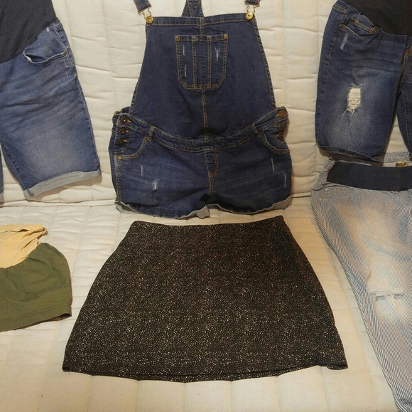 There is 6 pairs of maternity shorts - Picture 1 of 6